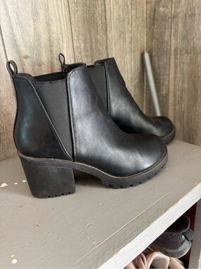 Women's Black Chelsea Block Heel Booties